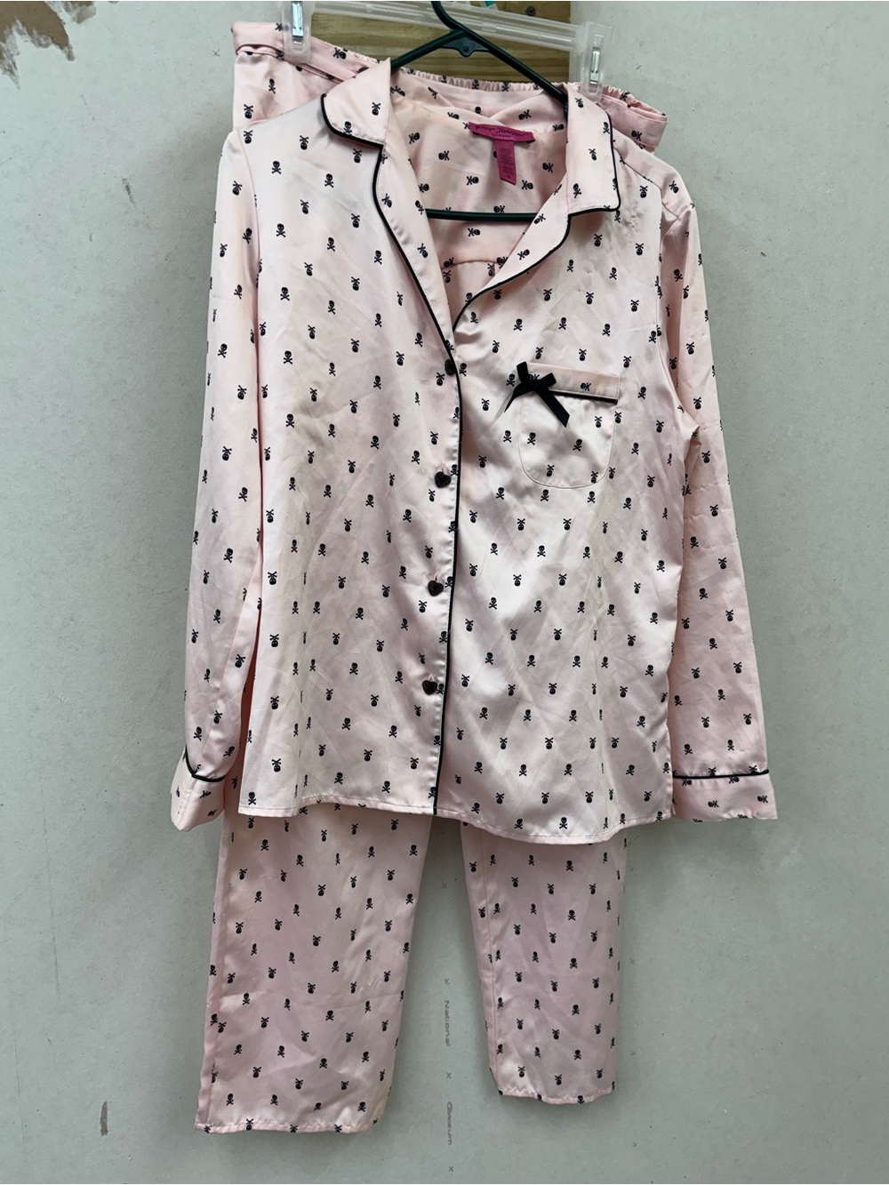 Betsey Johnson skull & crossbones pajama set size medium